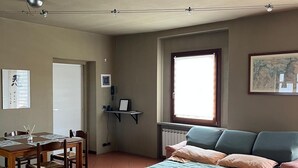 A bedroom with a bed, a desk, and a chair. - A Getaway in Nature: Lakes & Golf (Bogogno)