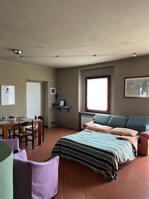 Ein Schlafzimmer mit einem Bett, einem Schreibtisch und einem Stuhl.