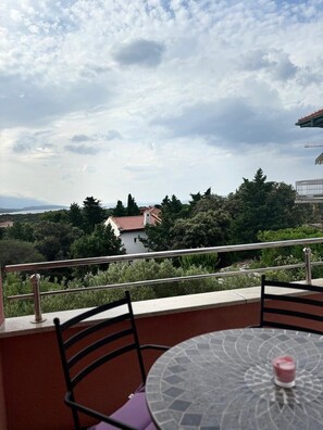 Outdoor dining - Vrbo Property (Rab)