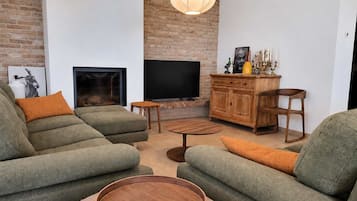 TV, fireplace, video games, stereo