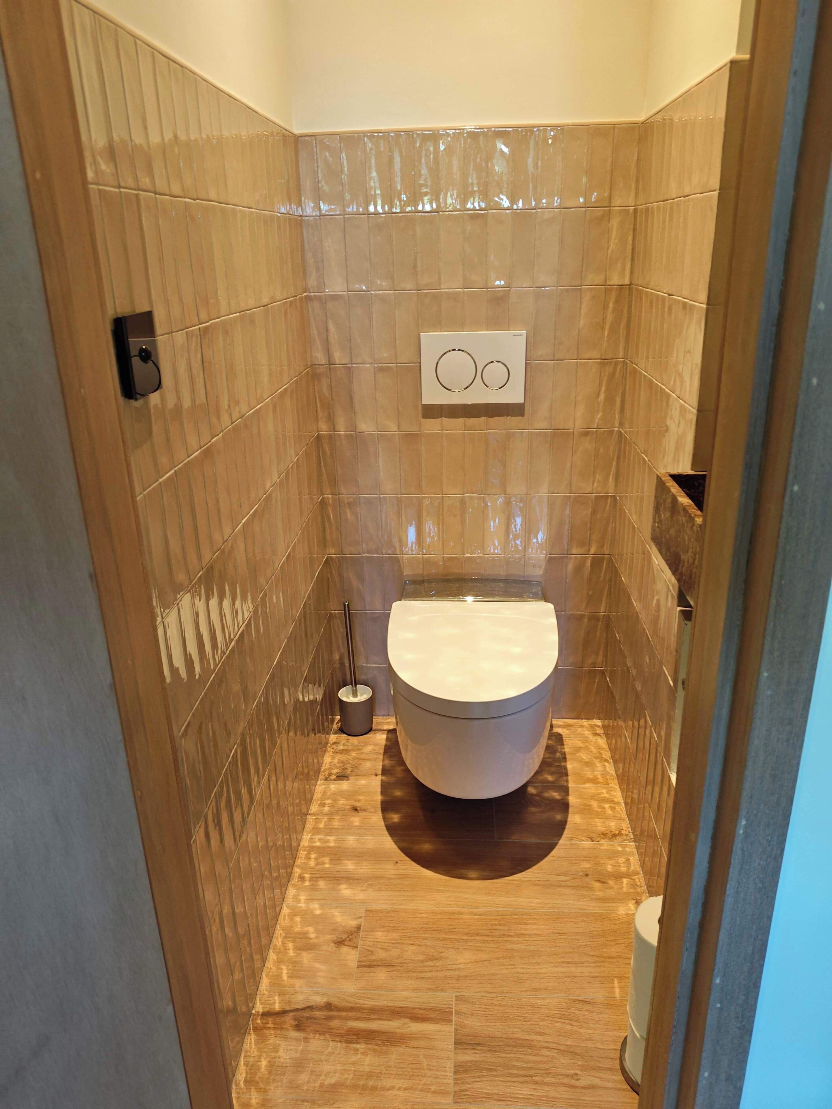Shower, hair dryer, towels, shampoo