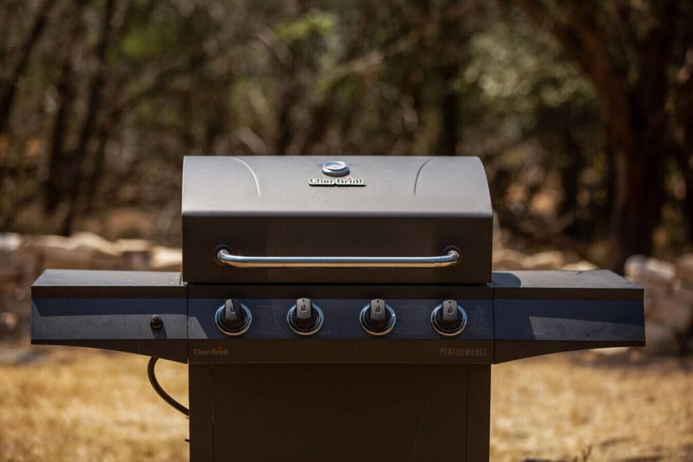 Ein Char-Broil Gasgrill mit vier Brennern und einem Edelstahlgriff.