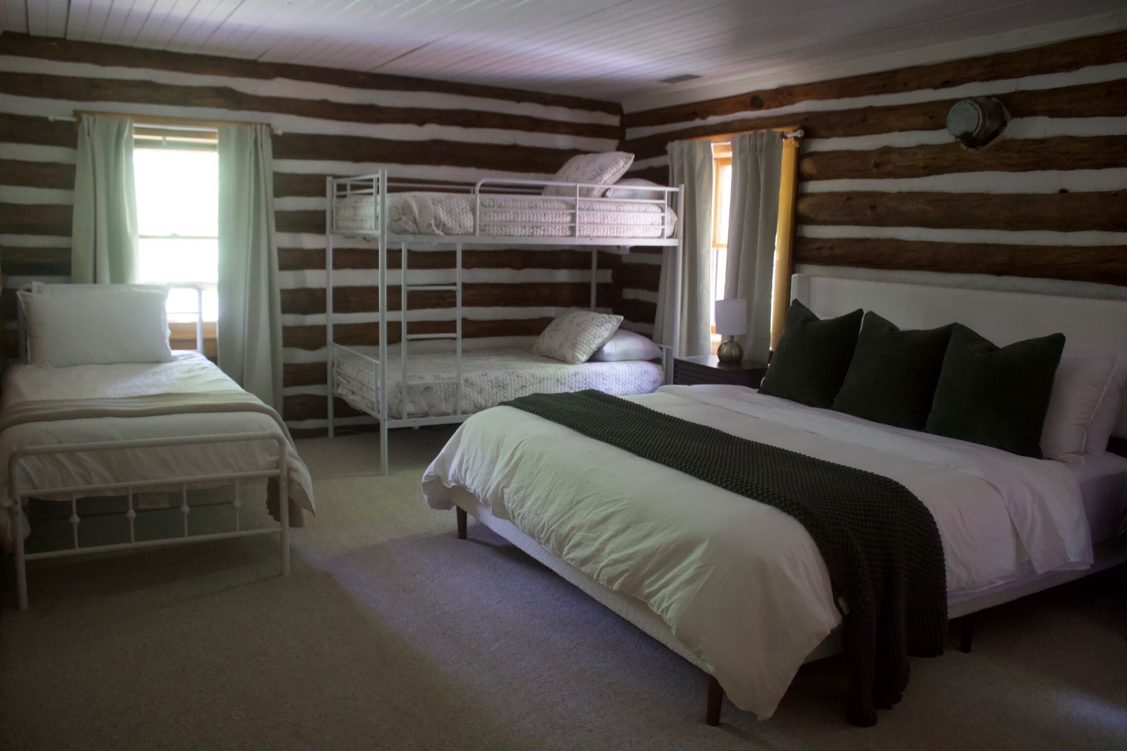4 bedrooms, iron/ironing board, WiFi, bed sheets