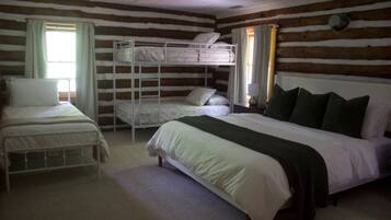 4 bedrooms, iron/ironing board, WiFi, bed sheets