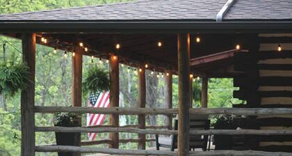 Fabulous 4-bedroom log cabin with HOT TUB in charming Petersburg