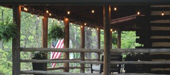 Fabulous 4-bedroom log cabin with HOT TUB in charming Petersburg