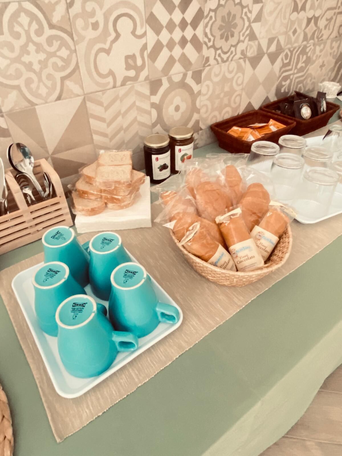 Een buffet met diverse gerechten, waaronder brood, gebak en toevoegingen.