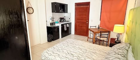 1 habitación, internet y ropa de cama