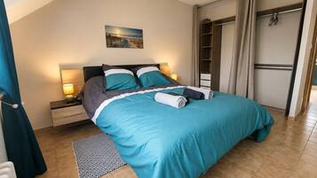 3 bedrooms, iron/ironing board, WiFi, bed sheets
