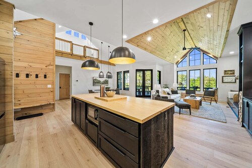 Losts Bark Lodge at Eagles Nest With Pool Table