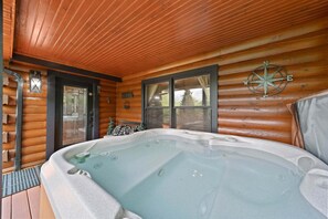 A wooden cabin with a hot tub, a compass wall decoration, and a welcome sign. - Little Heaven - one Level! hot Tub, Multi Games, Pets Allowed, Sugar Mountain (Banner Elk)