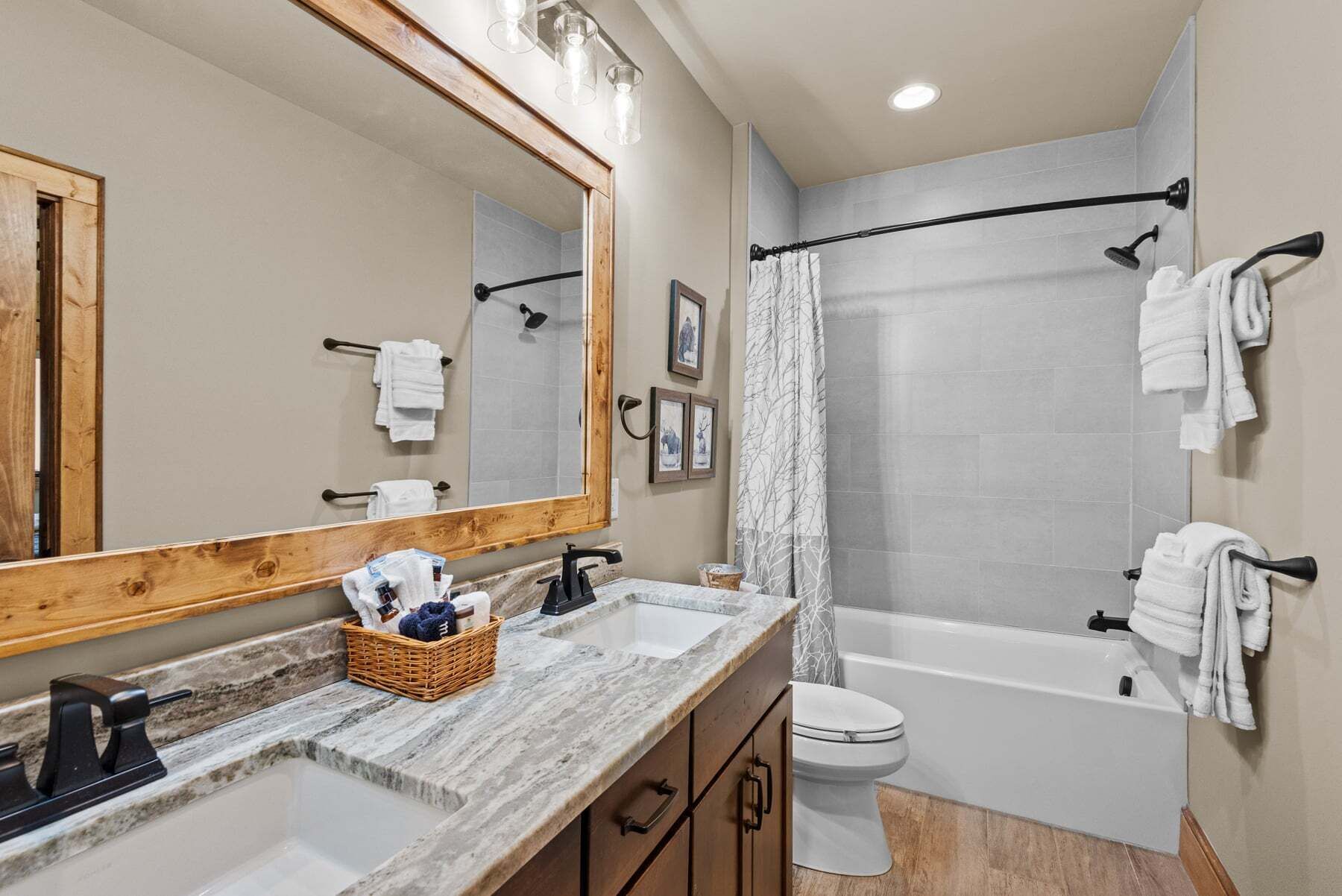 Ein Badezimmer mit einem Holzbadezimmerhocker, einer Badewanne, einer Toilette und einer Duschvorhang.