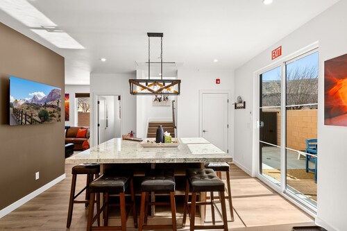 Angels Landing - New, Downtown! Pool, Hot Tub, Game room. Close to Zion & Bryce