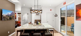 Angels Landing - New, Downtown! Pool, Hot Tub, Game room. Close to Zion & Bryce