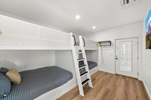 3 bedrooms, free WiFi, bed sheets - Angels Landing - New, Downtown! Pool, Hot Tub, Game room. Close to Zion & Bryce (Hurricane)