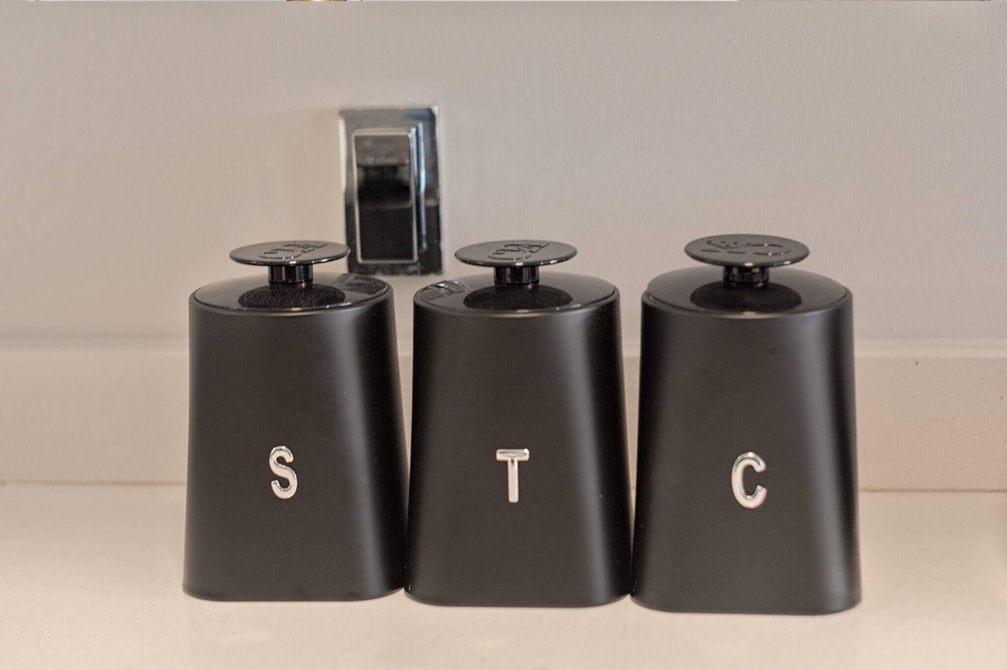 Tres cilindros negros con las letras S, T y C.