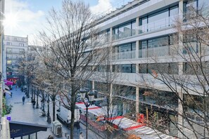 Ein mehrgeschossiges Gebäude im modernen Architekturstil, mit großen Fenstern und einer Glasfassade.