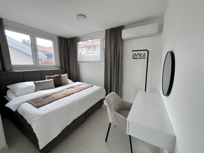 Comfort Double or Twin Room, Mountain View | Meja, ruang kerja komputer riba, langsir/tirai gelap terus 