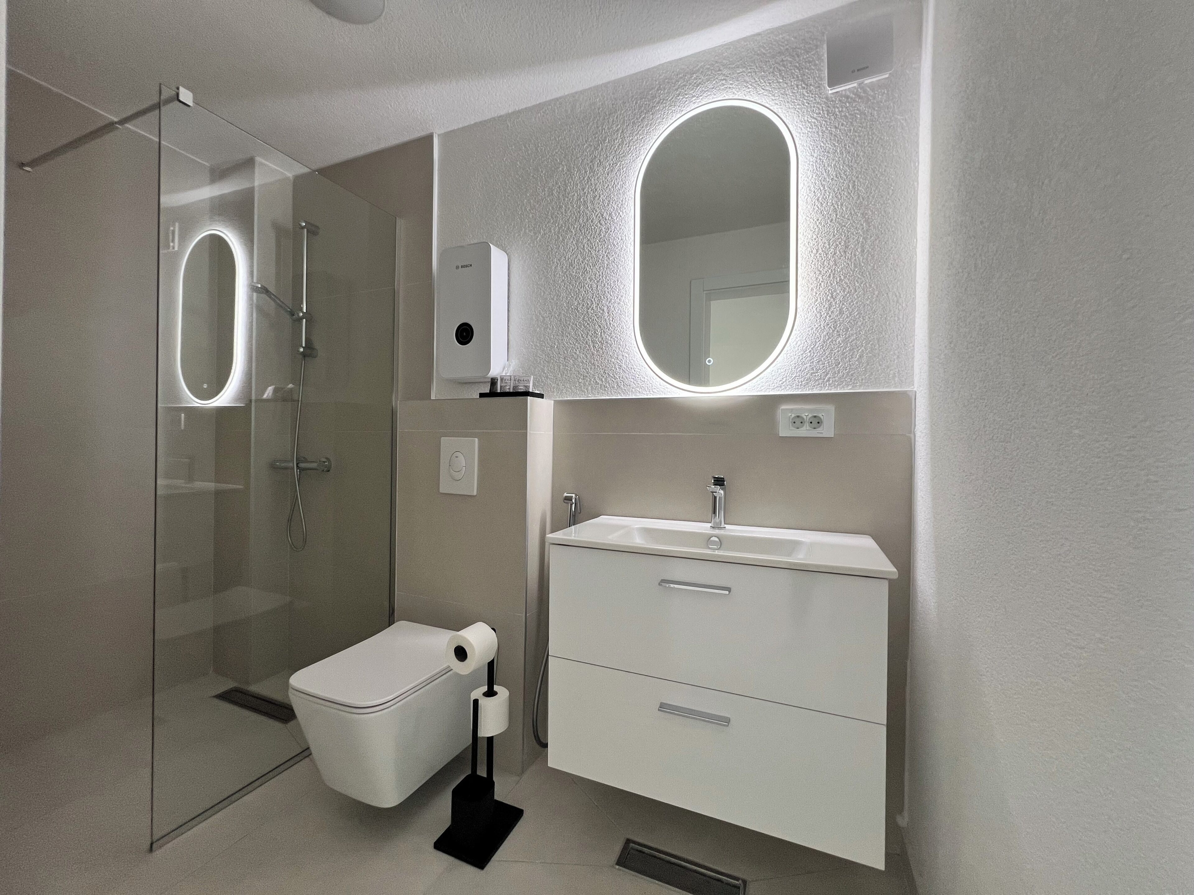 タオル、石鹸、シャンプー、トイレットペーパー