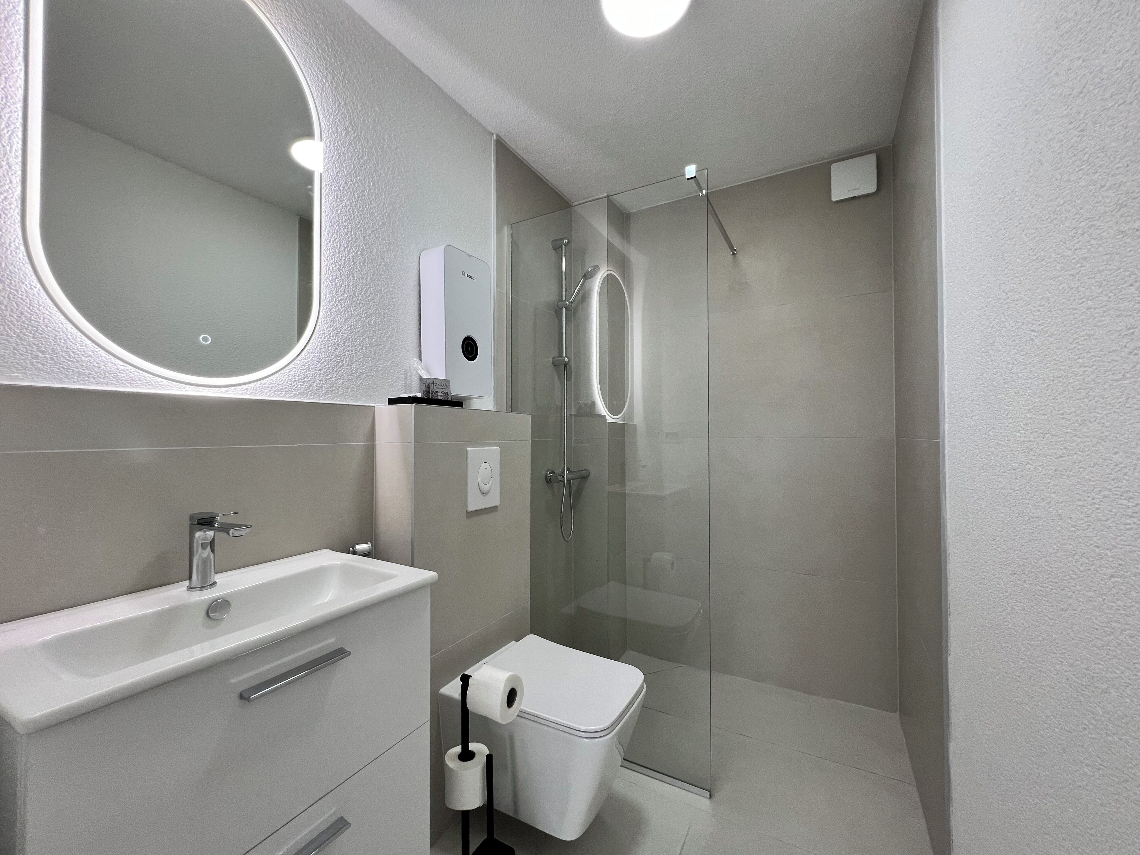 Suite superior, vistas a la montaña | Baño | Toallas, jabón, champú y papel higiénico