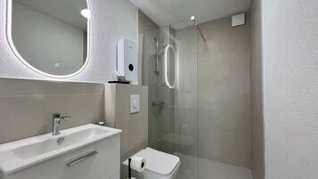 Suite superior, vistas a la montaña | Baño | Toallas, jabón, champú y papel higiénico