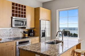 Private kitchen - The Diamond Seagull-Ocean View, Resort Pool &Bar at Diamond Beach Resort (Galveston)