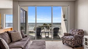 Living area - The Diamond Seagull-Ocean View, Resort Pool &Bar at Diamond Beach Resort (Galveston)