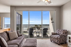 Living area - The Diamond Seagull-Ocean View, Resort Pool &Bar at Diamond Beach Resort (Galveston)