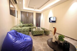 Living area - ZEALIN Stays Golf Course Road PHASE 1 (Gurugram)