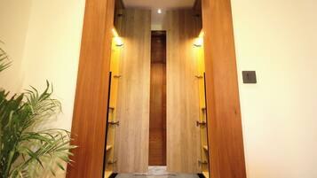 Deluxe Double Room, Balcony, City View | Interior