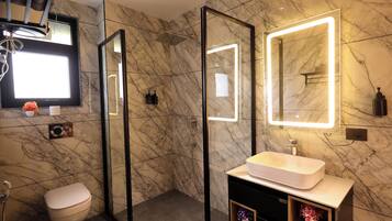 Luxury Double Room, Balcony, City View | Bathroom