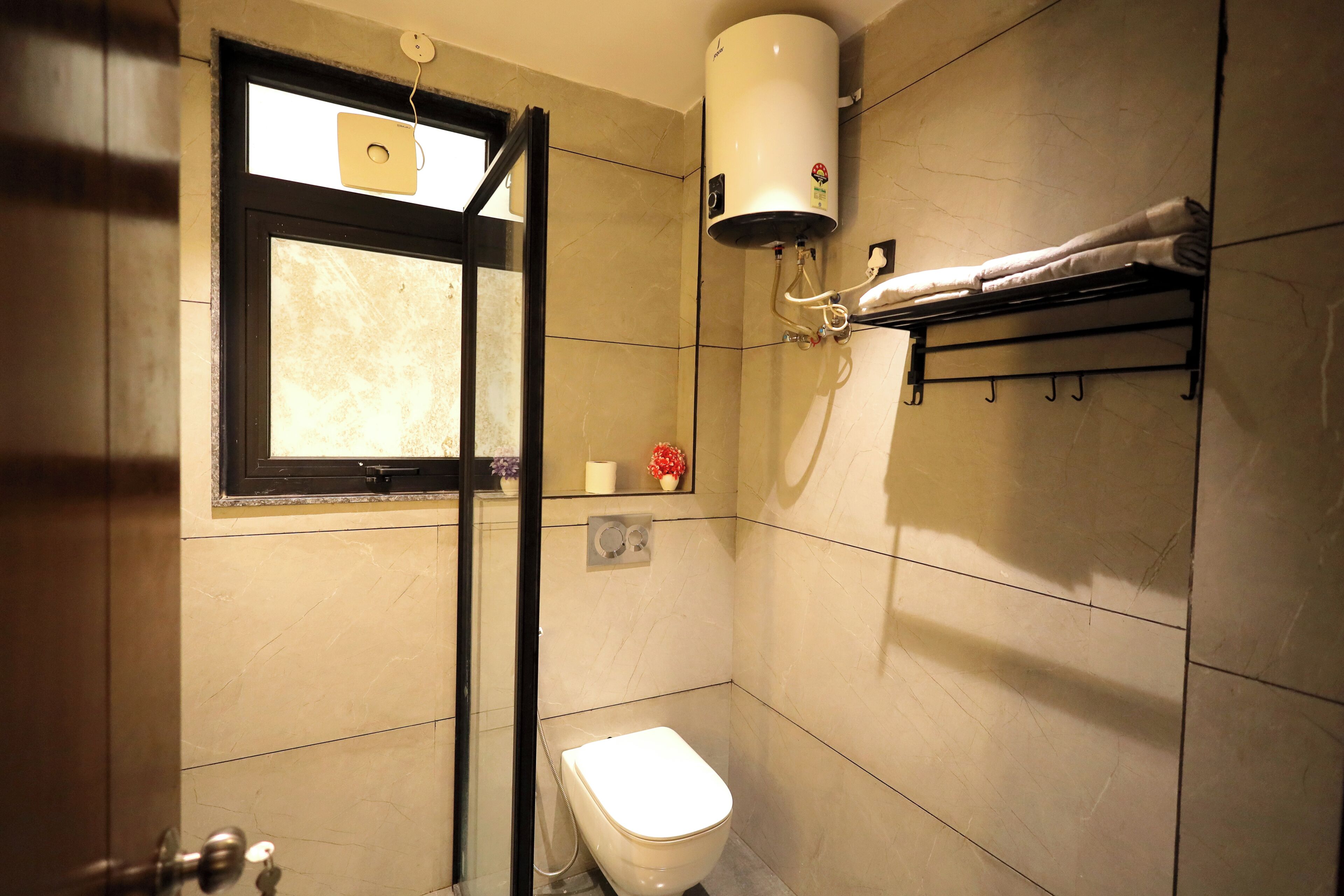 Deluxe-Doppelzimmer, Balkon, Stadtblick | Badezimmer | Dusche, Handtücher, Seife, Shampoo