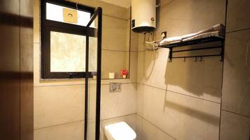 Deluxe-Doppelzimmer, Balkon, Stadtblick | Badezimmer | Dusche, Handtücher, Seife, Shampoo