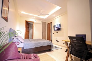 Laptop workspace, iron/ironing board, free WiFi - ZEALIN Stays Golf Course Road PHASE 1 (Gurugram)