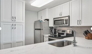 Fridge, microwave, oven, stovetop - Seascape 3 BD/3 BA condo- 2 mins to the beautiful white sand beach! Sleeps 7 (Miramar Beach)