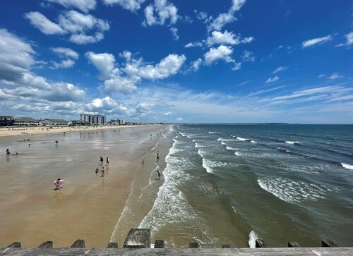 SLEEPS 5 WITH FULL KITCHEN & STEPS TO THE BEACH!!