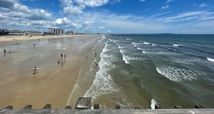 SLEEPS 5 WITH FULL KITCHEN & STEPS TO THE BEACH!!