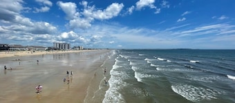 SLEEPS 5 WITH FULL KITCHEN & STEPS TO THE BEACH!!