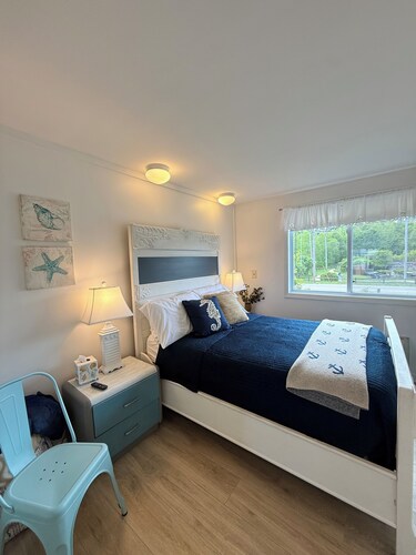 SLEEPS 5 WITH FULL KITCHEN & STEPS TO THE BEACH!!