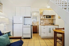 Private kitchen - SLEEPS 5 WITH FULL KITCHEN & STEPS TO THE BEACH!! (Old Orchard Beach)