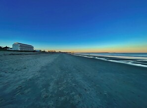 Beach - SLEEPS 5 WITH FULL KITCHEN & STEPS TO THE BEACH!! (Old Orchard Beach)
