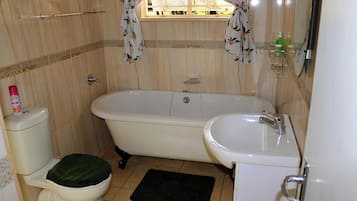 Family Cottage, Mountain View | Bathroom | Free toiletries, towels