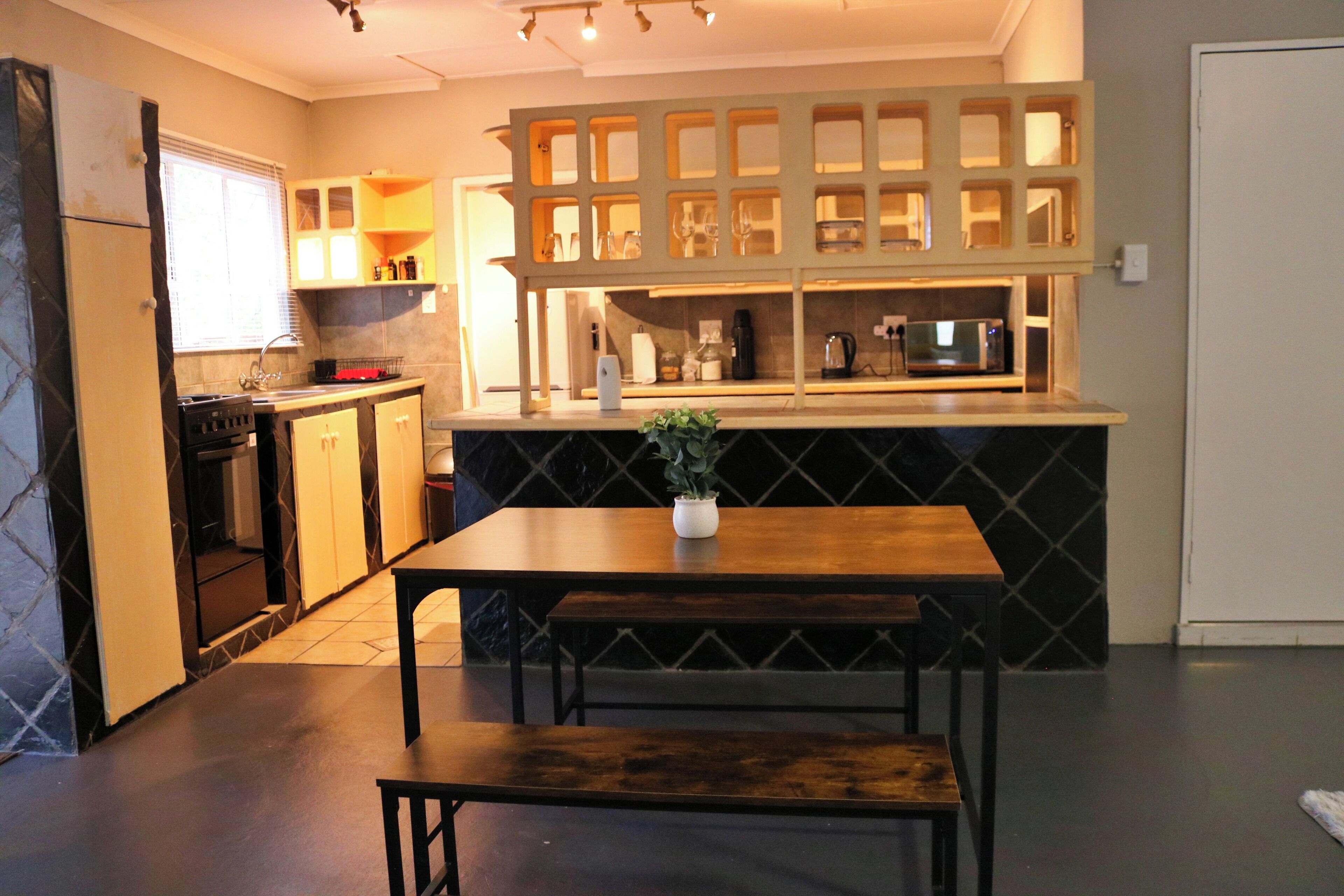 Basic Cottage, Patio, Pool View | Private kitchen