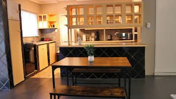 Basic Cottage, Patio, Pool View | Private kitchen
