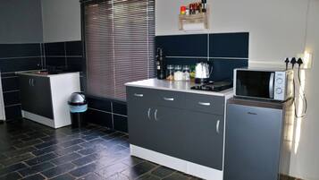 Basic Cottage, Patio | Private kitchen