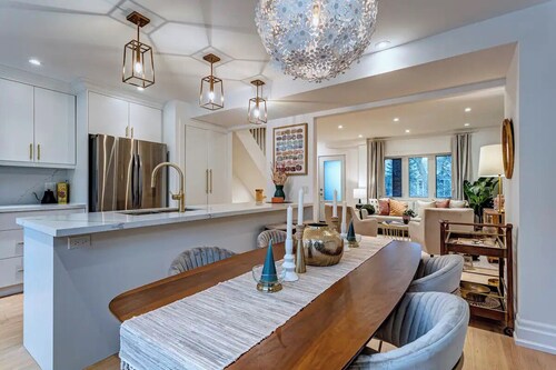 Entire Midtown Toronto Home - 3BR, 2 Baths, 2 Kitchens, Walk/Transit