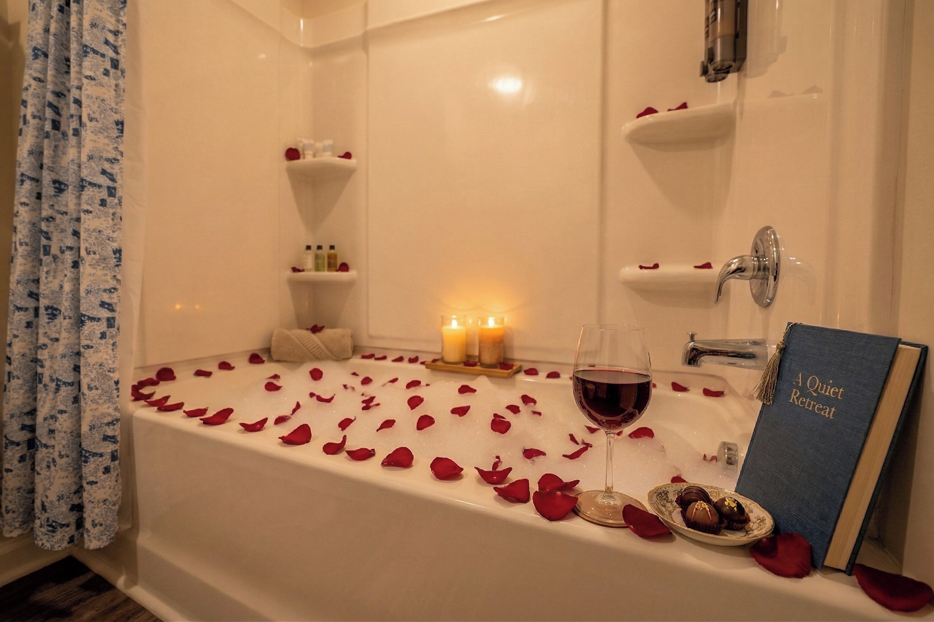 Eine Badewanne mit Rosenblättern, Kerzen und Pralinen.