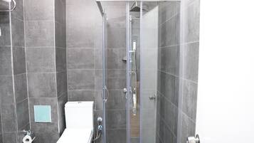Regadera, secadora de cabello, pantuflas, toallas