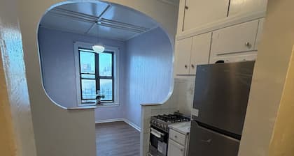Stylish Bronx apt near Allerton Ave: perfect for groups & 30+ day stays.