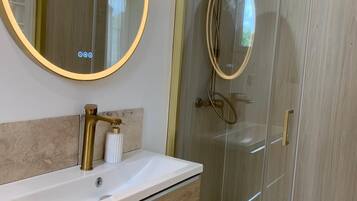 Douche, sĂšche-cheveux, serviettes fournies, savon